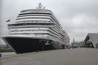 Die "Queen Anne" im Cruise Center Steinwerder: Heute Abend verlässt das Kreuzfahrtschiff Hamburg schon wieder und fährt Richtung Kopenhagen.