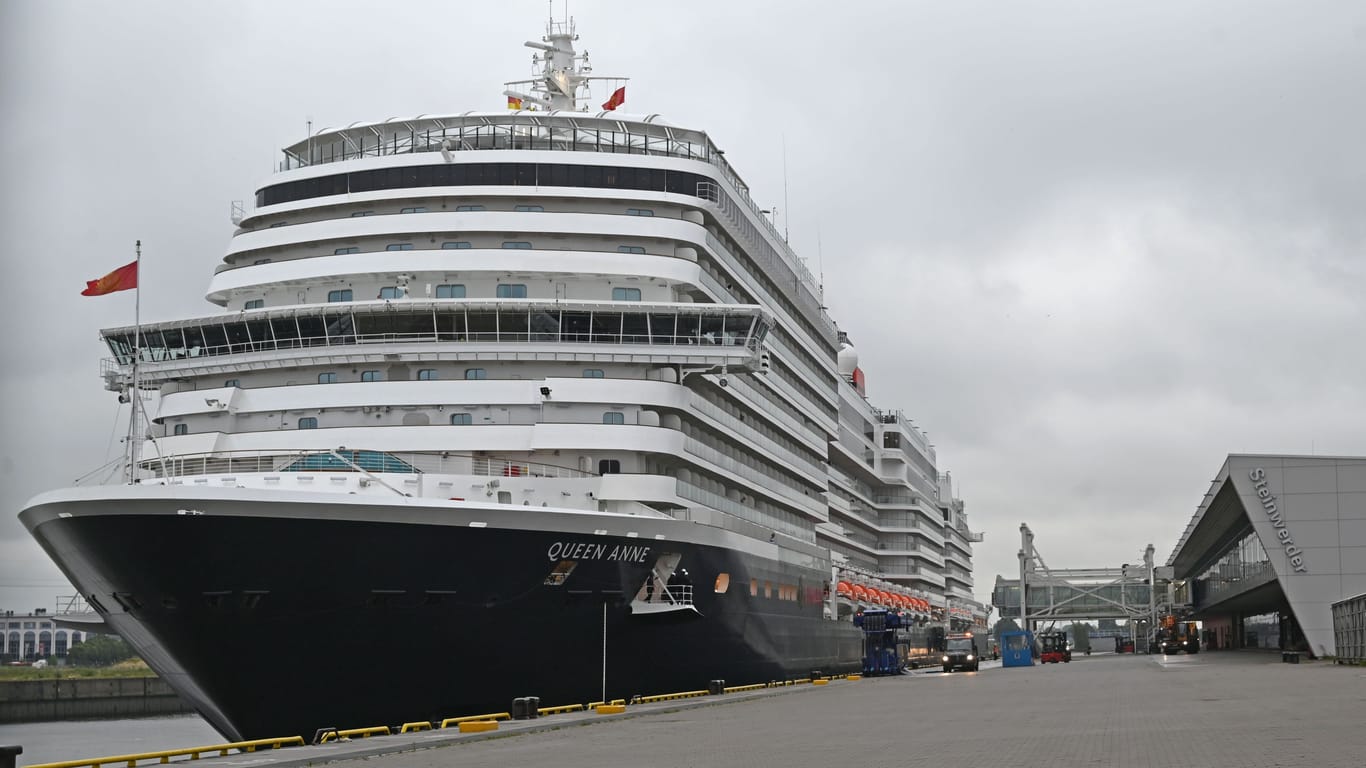 Die "Queen Anne" im Cruise Center Steinwerder: Heute Abend verlässt das Kreuzfahrtschiff Hamburg schon wieder und fährt Richtung Kopenhagen.