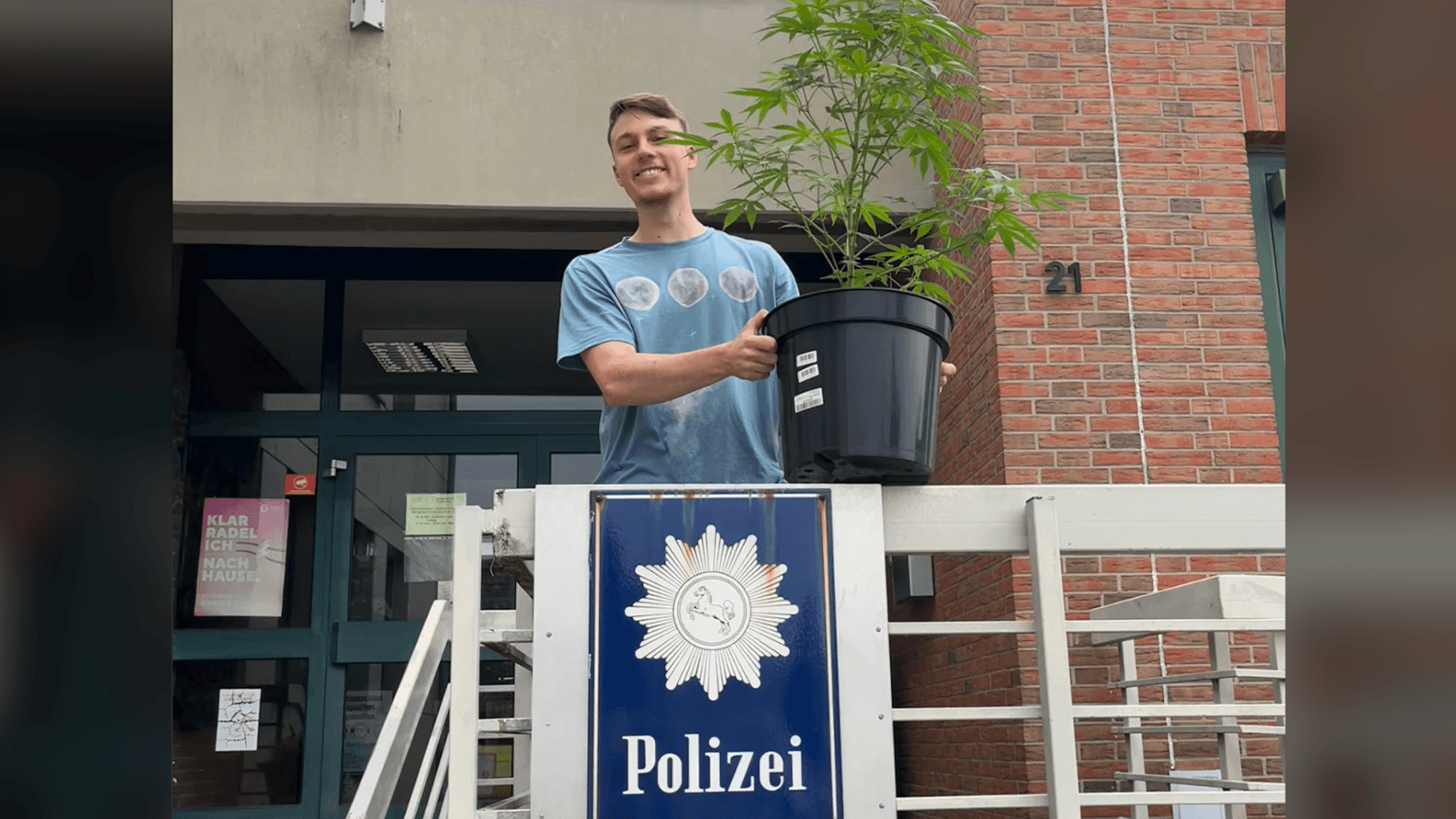 Hanfpflanze zurück: Diebstahlopfer Jonas vor der Polizeistation Querum.