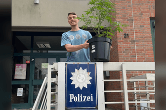 Hanfpflanze zurück: Diebstahlopfer Jonas vor der Polizeistation Querum.