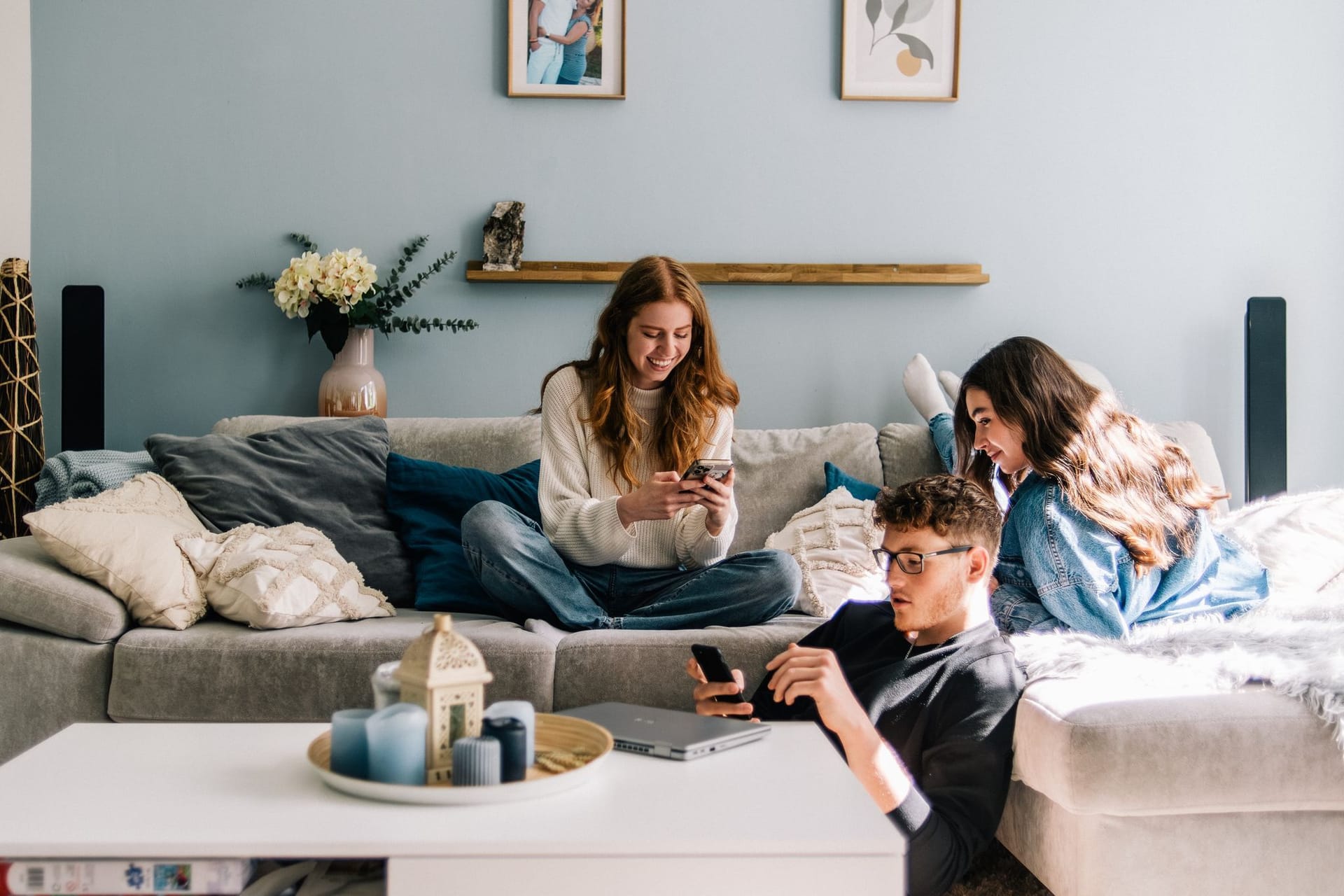 Jugendliche sitzen auf einer Couch