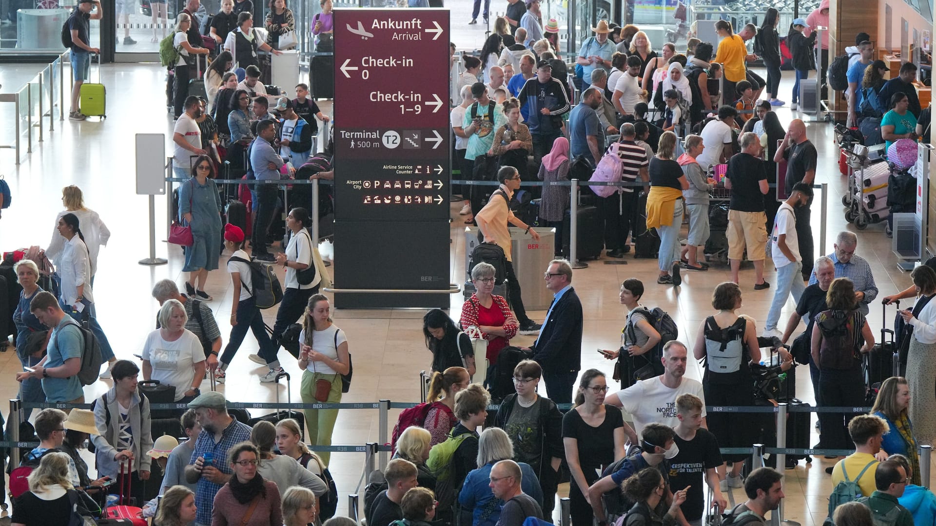 Reisende warten vor dem Check-in im Terminal 1 auf dem Flughafen Berlin Brandenburg (BER): Die neue Technik soll einige Prozesse vereinfachen.