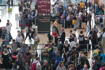 Reisende warten vor dem Check-in im Terminal 1 auf dem Flughafen Berlin Brandenburg (BER): Die neue Technik soll einige Prozesse vereinfachen.
