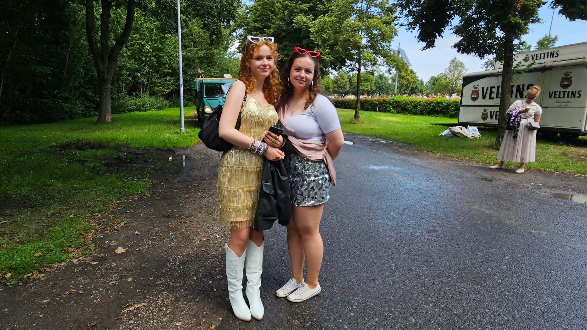 Daneben fielen viele Fans der Sängerin durch freizügige, luftige und glitzernde Outfits auf: Auch bei Jule (l.) und Sofie Becker folgten dem Dresscode. Daneben fielen viele Fans der Sängerin durch freizügige, luftige und glitzernde Outfits auf: Auch bei Jule (l.) und Sofie Becker folgten dem Dresscode.