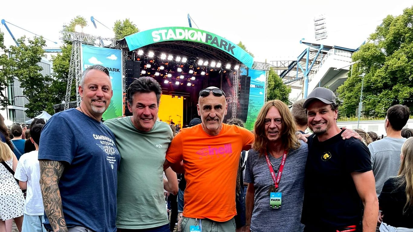 Die Veranstalter Michael Pröbster, Guido Glöckler, Axel Ballreich, Peter Harasim und Bernhard Chapligin (v. l. n. r.) vor der Bühne im Stadionpark.