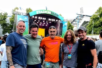 Die Veranstalter Michael Pröbster, Guido Glöckler, Axel Ballreich, Peter Harasim und Bernhard Chapligin (v. l. n. r.) vor der Bühne im Stadionpark.