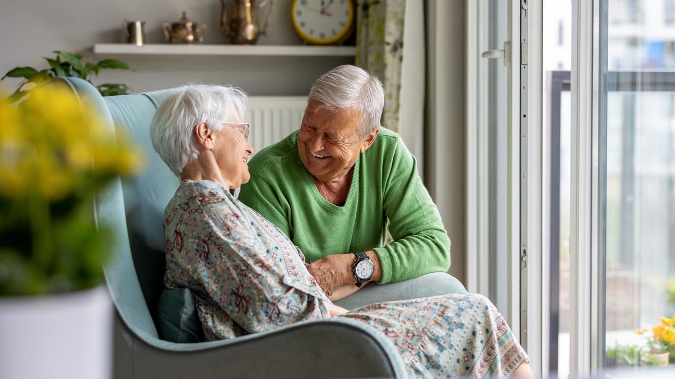 Zufriedenes Rentnerpaar: Ein höheres Alter allein ist noch kein Ausschlusskriterium für eine Geldanlage in Aktien.