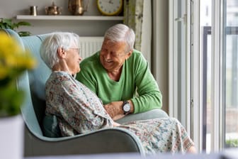 Zufriedenes Rentnerpaar: Ein höheres Alter allein ist noch kein Ausschlusskriterium für eine Geldanlage in Aktien.
