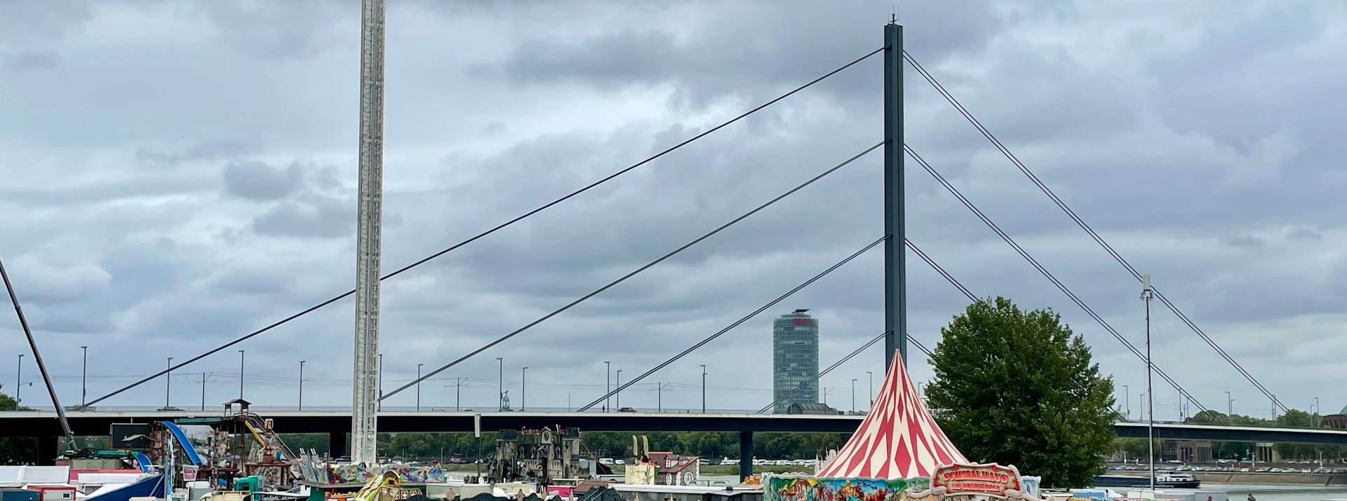 Blick auf die Oberkasseler Brücke. An ihr steht der neue Panoramaturm "360 Grad".