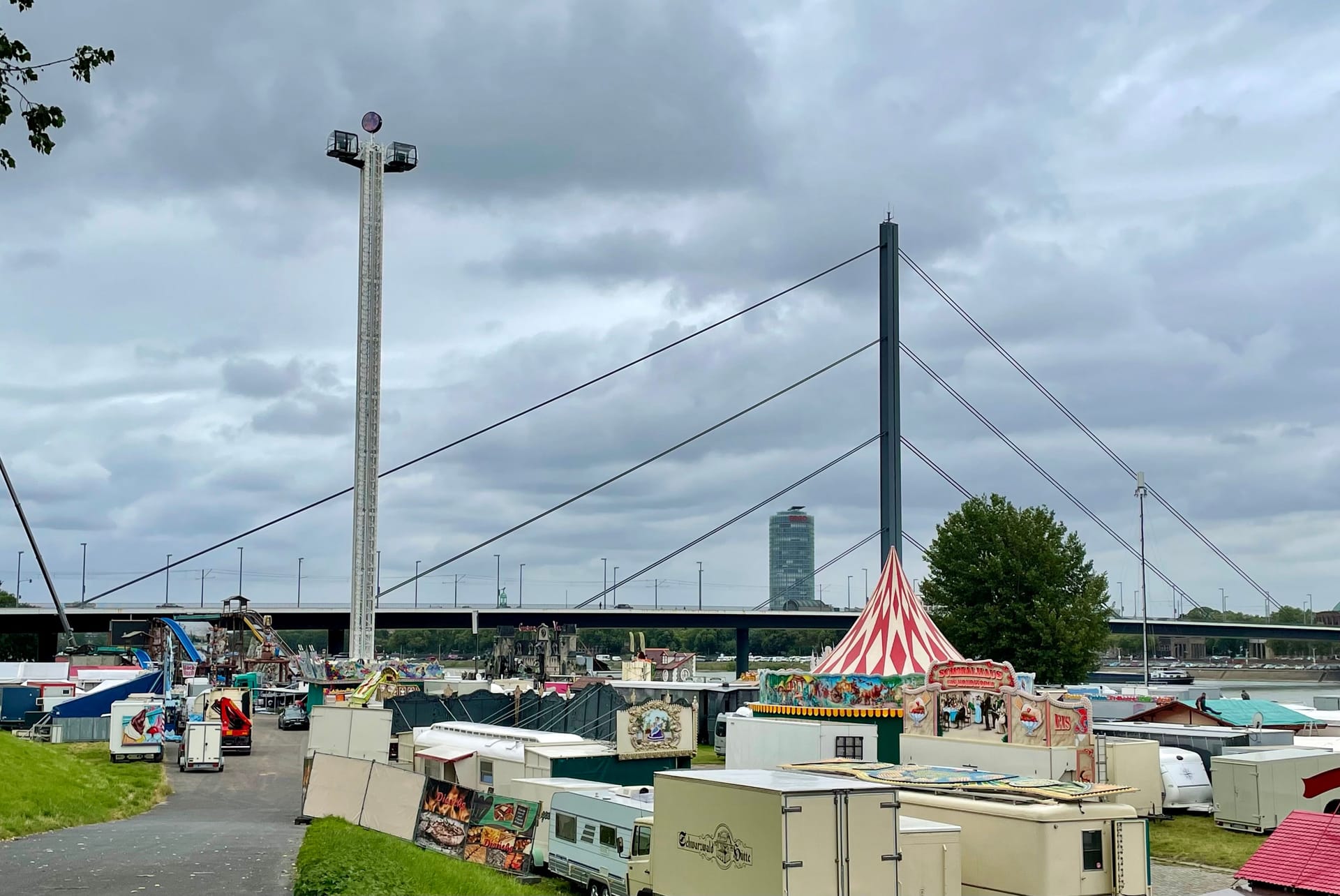 Blick auf die Oberkasseler Brücke. An ihr steht der neue Panoramaturm "360 Grad".