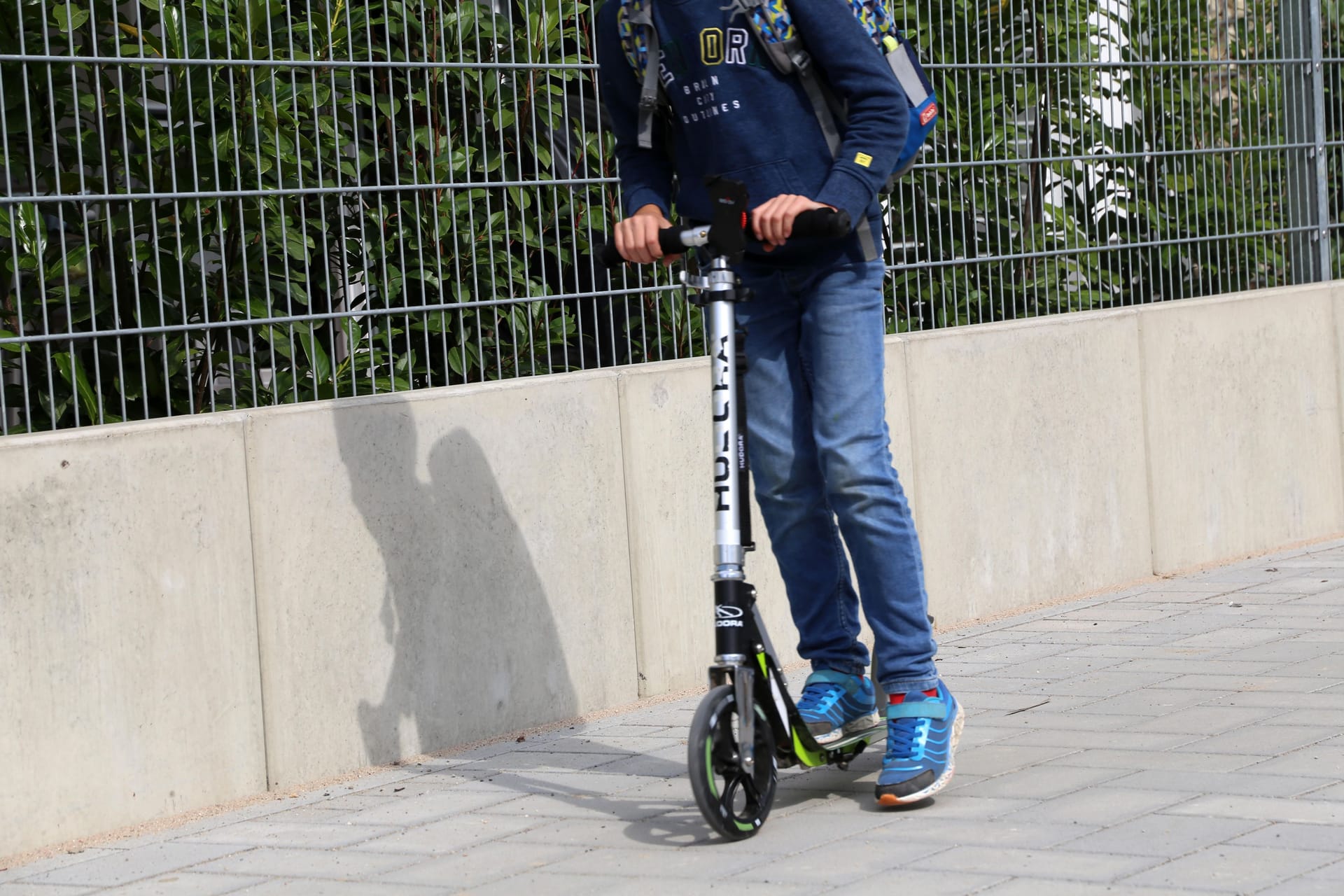 Kind auf einem Tretroller (Symbolbild): Der Junge wurde leicht verletzt.