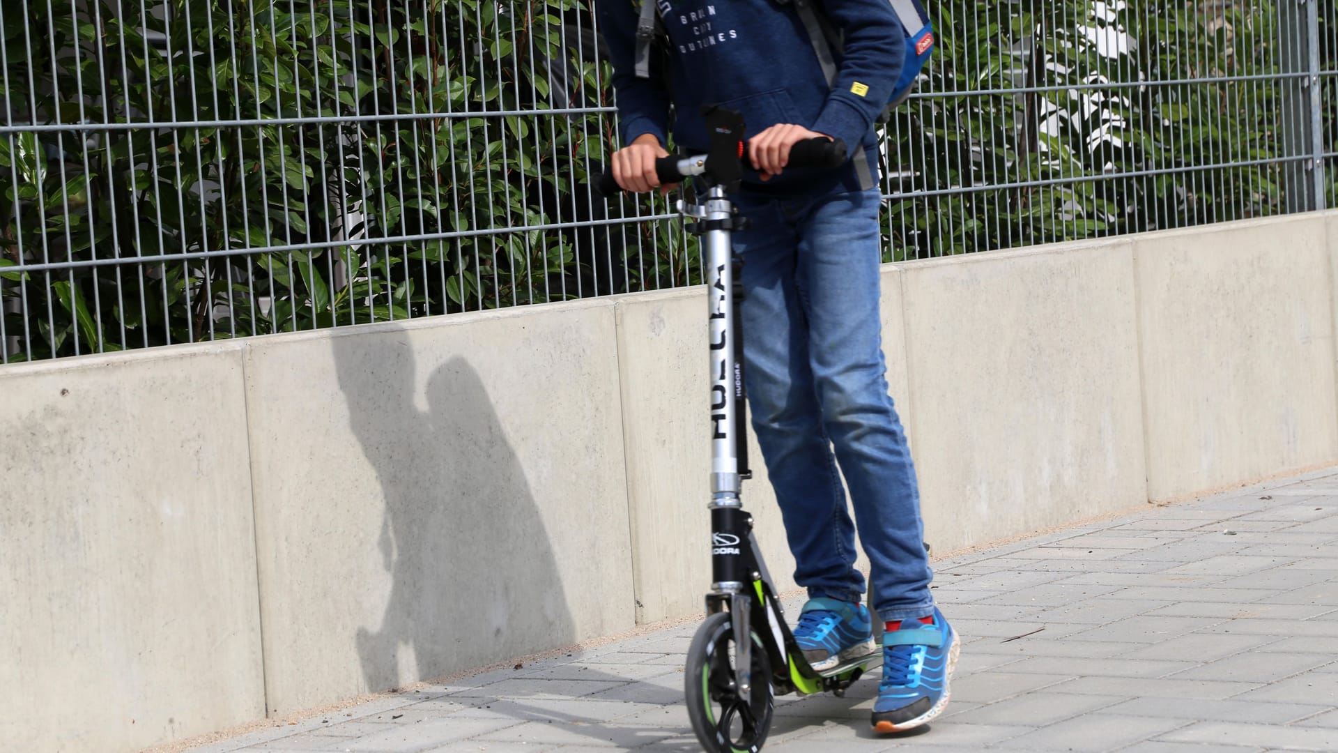 Kind auf einem Tretroller (Symbolbild): Der Junge wurde leicht verletzt.