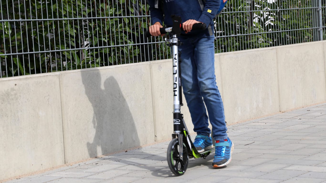 Kind auf einem Tretroller (Symbolbild): Der Junge wurde leicht verletzt.