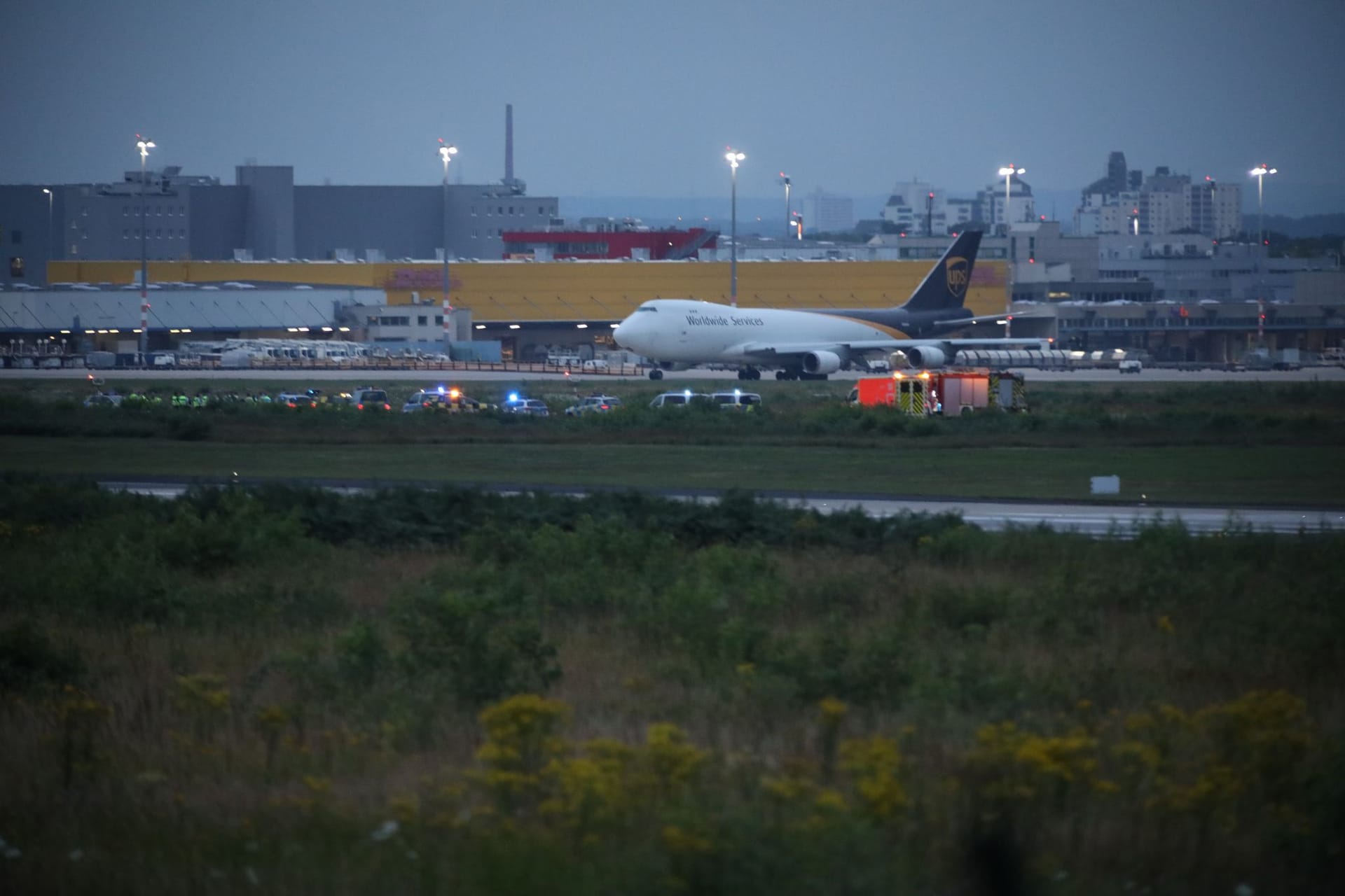 Klimaaktivisten kleben sich auf Flughafen Köln/Bonn fest