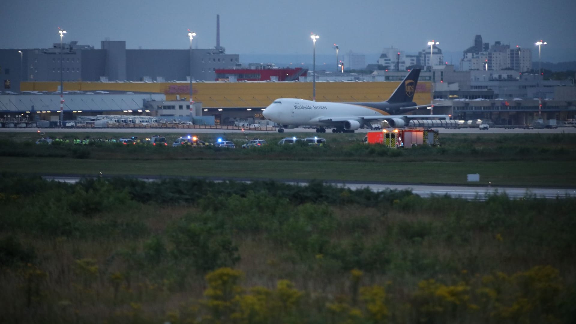 Klimaaktivisten kleben sich auf Flughafen Köln/Bonn fest