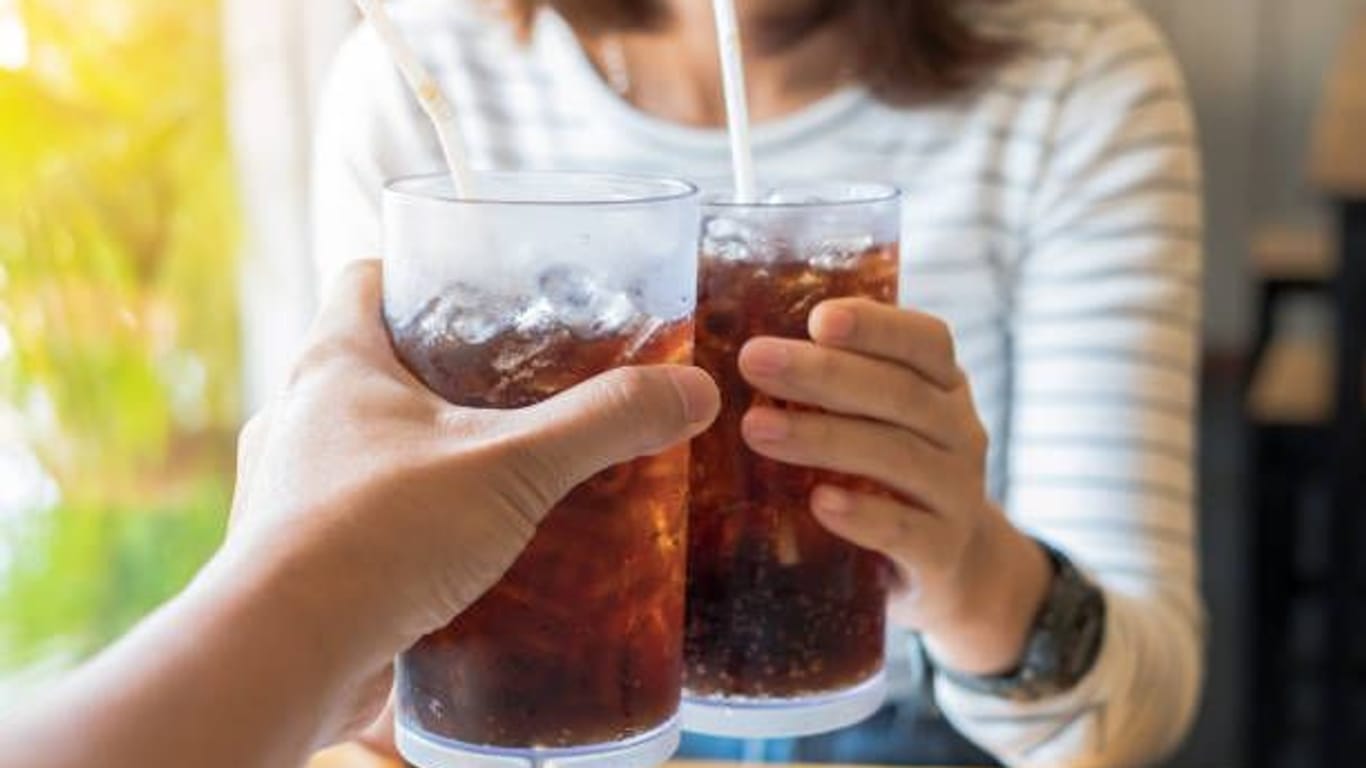 Cola trinken: Was für manche zum Alltag dazugehört, kann für den Körper schwerwiegende Folgen haben.