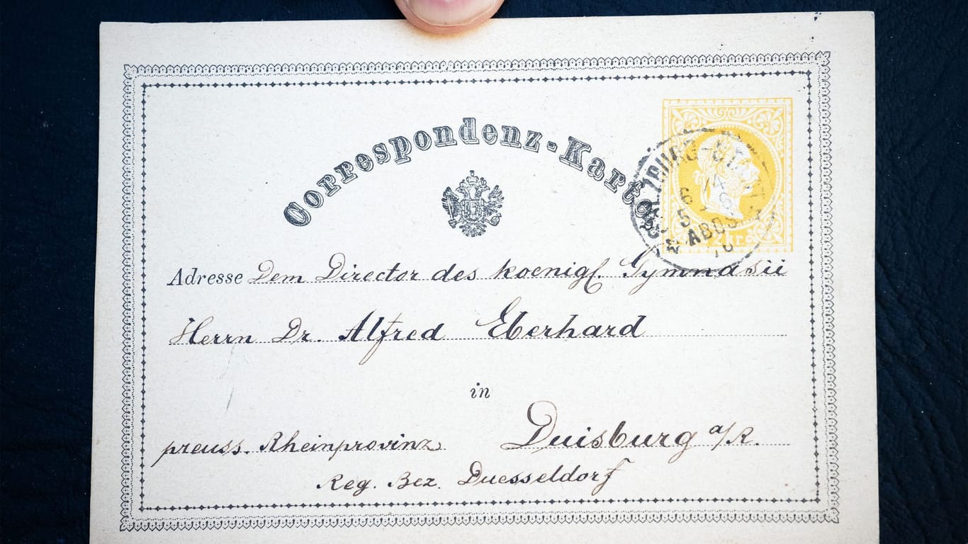 Historische "Correspondenz-Karte": Der 71-Jährige sammelt seit Jahrzehnten Postkarten und besitzt mittlerweile fast eine halbe Million Exemplare aus Deutschland und der ganzen Welt.