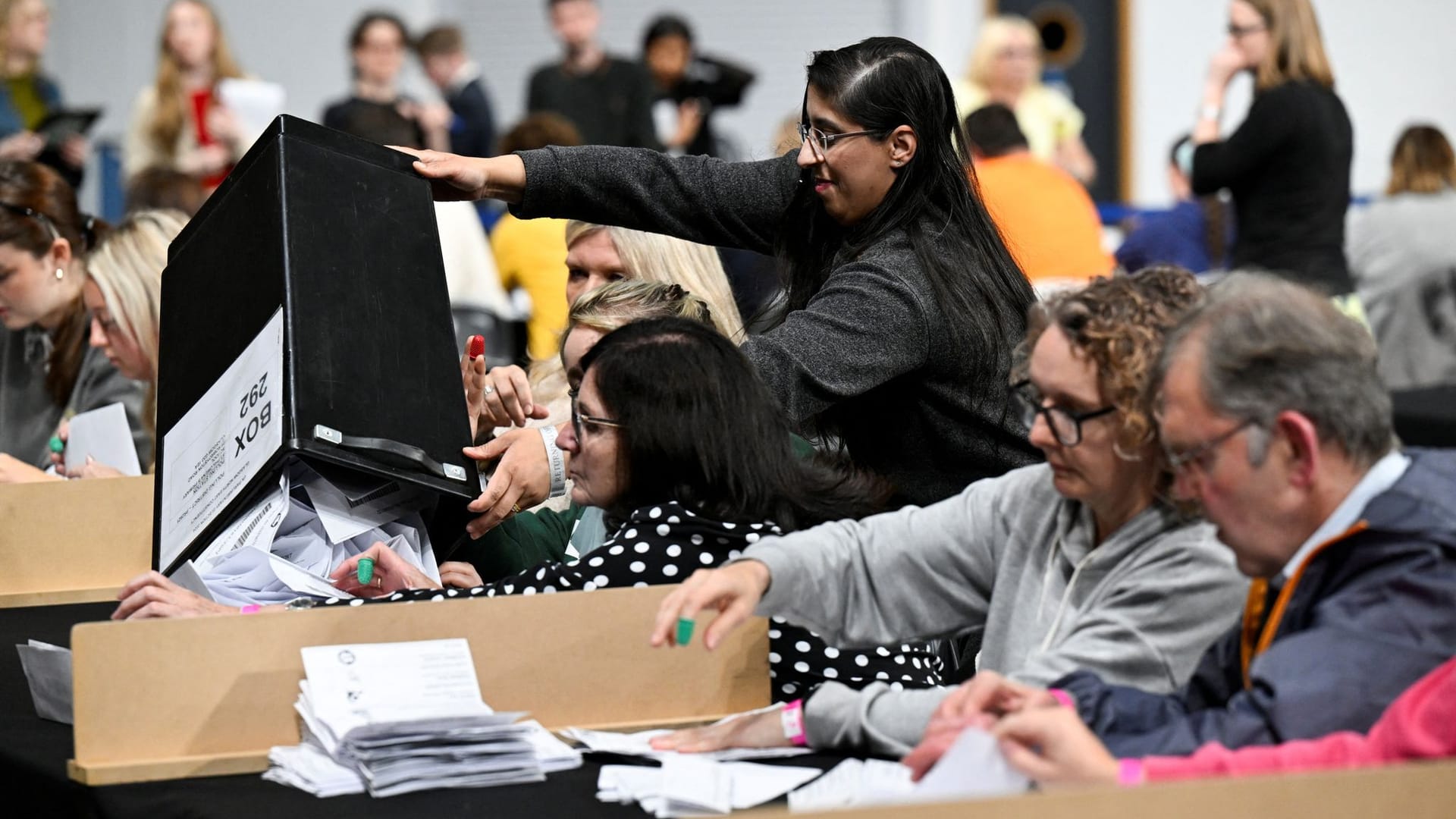 Wahlhelfer beim Auszählen der Stimmen: Die Labour-Partei hat die Wahl in Großbritannien klar gewonnen.