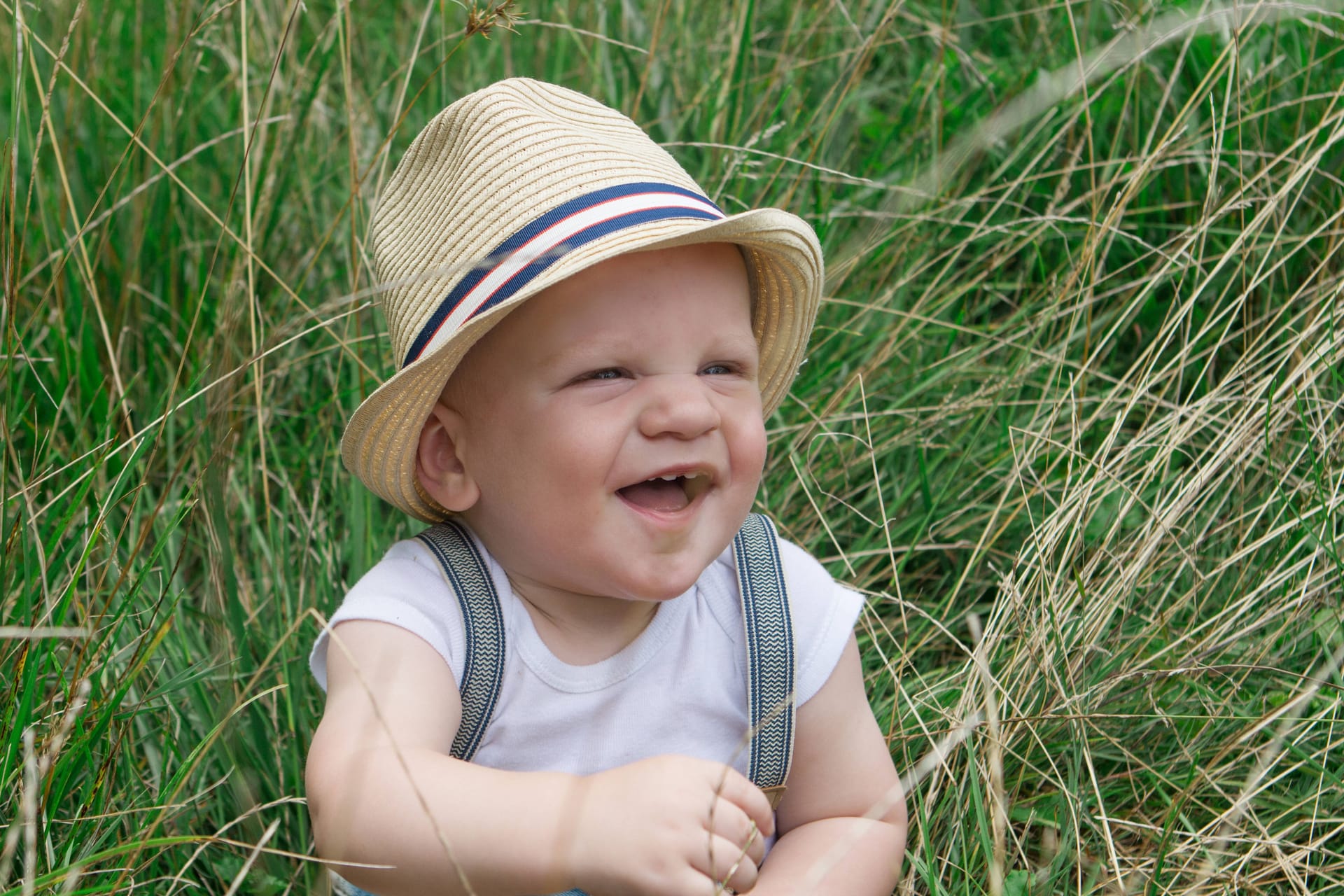 Ein lachendes Baby (Symbolfoto): Ein Passant hat ein Baby nach einem Sturz gefangen.