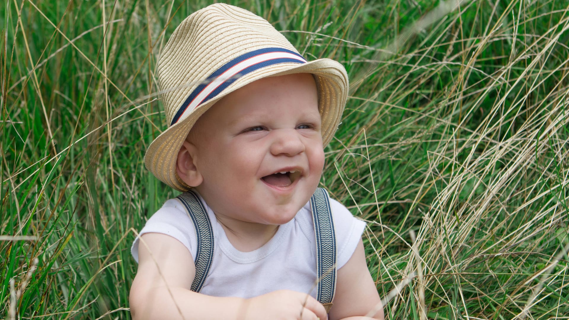 Ein lachendes Baby (Symbolfoto): Ein Passant hat ein Baby nach einem Sturz gefangen.