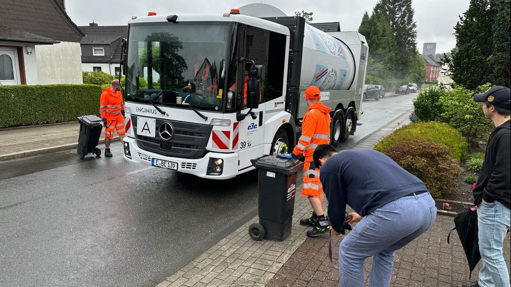 Das südkoreanische TV-Team berichtet aus Essen über den Einsatz eines Lkw mit Brennstoffzellentechnologie.