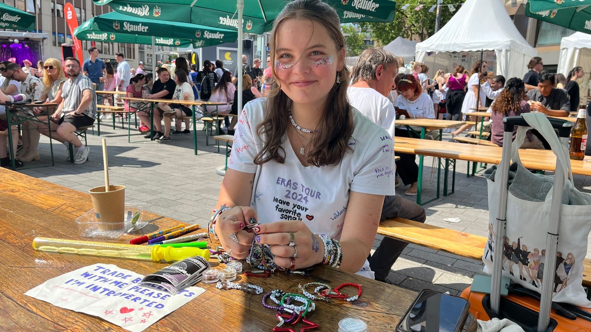 Hannah bastelt noch an ihrem Armband, bevor das Konzert am Abend beginnt.