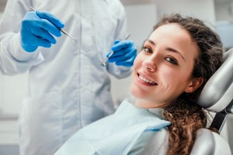 Patientin beim Zahnarzt: Mit einer Zusatzversicherung sind Sie vor hohen Kosten geschützt.