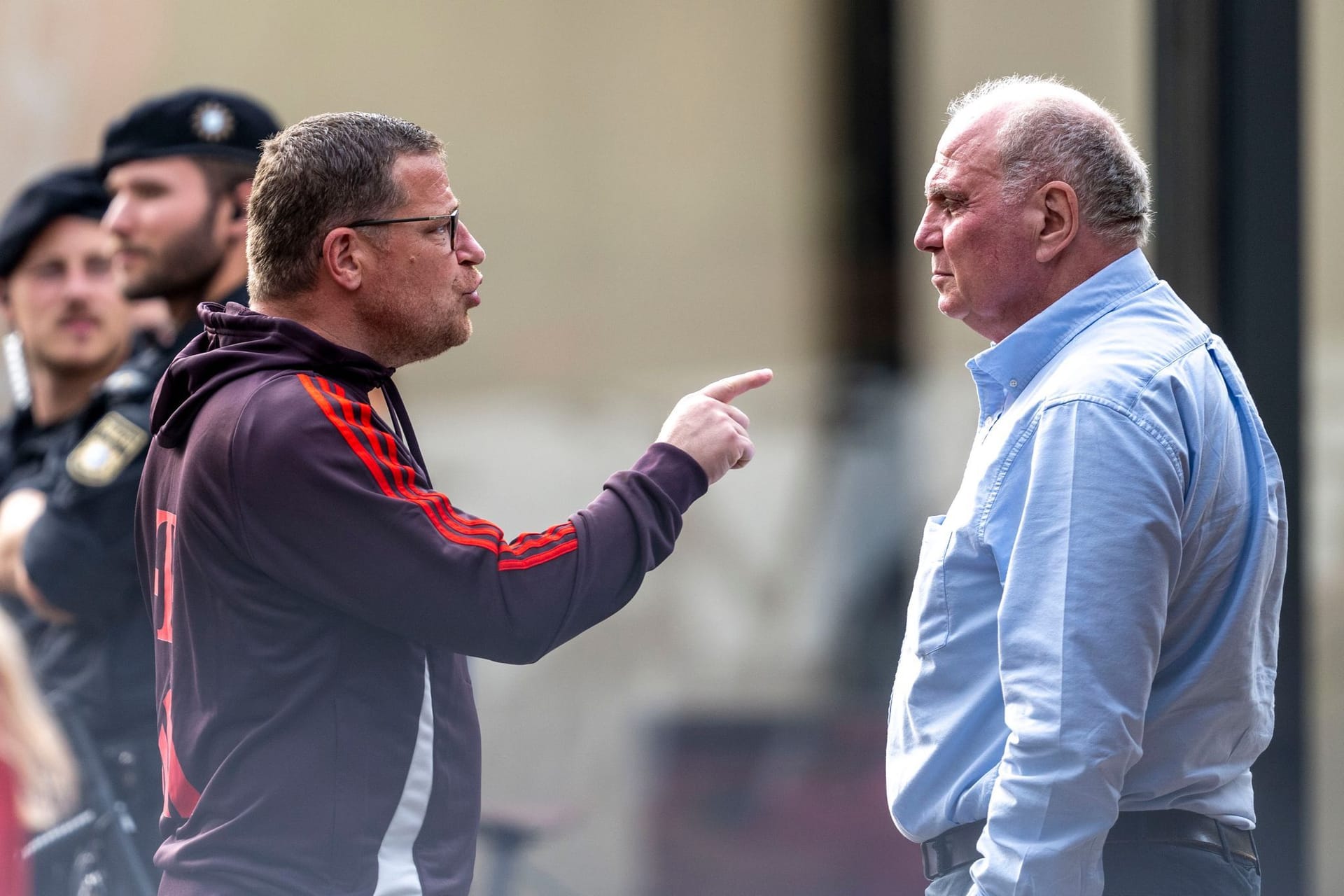 Max Eberl (l.) und Uli Hoeneß: Der Sportvorstand und der Ehrenpräsident des FC Bayern tauschten sich gestenreich beim Testspiel in Rottach-Egern aus.
