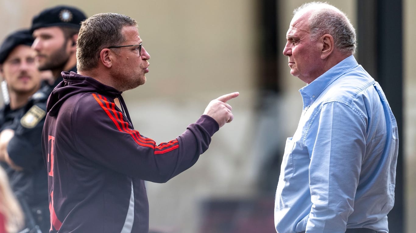 Max Eberl (l.) und Uli Hoeneß: Der Sportvorstand und der Ehrenpräsident des FC Bayern tauschten sich gestenreich beim Testspiel in Rottach-Egern aus.