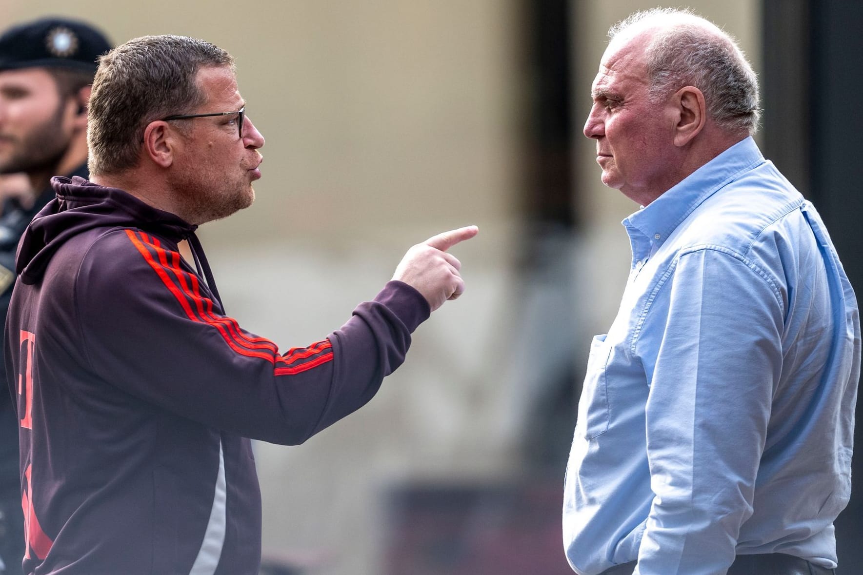 Max Eberl (l.) und Uli Hoeneß: Der Sportvorstand und der Ehrenpräsident des FC Bayern tauschten sich gestenreich beim Testspiel in Rottach-Egern aus.