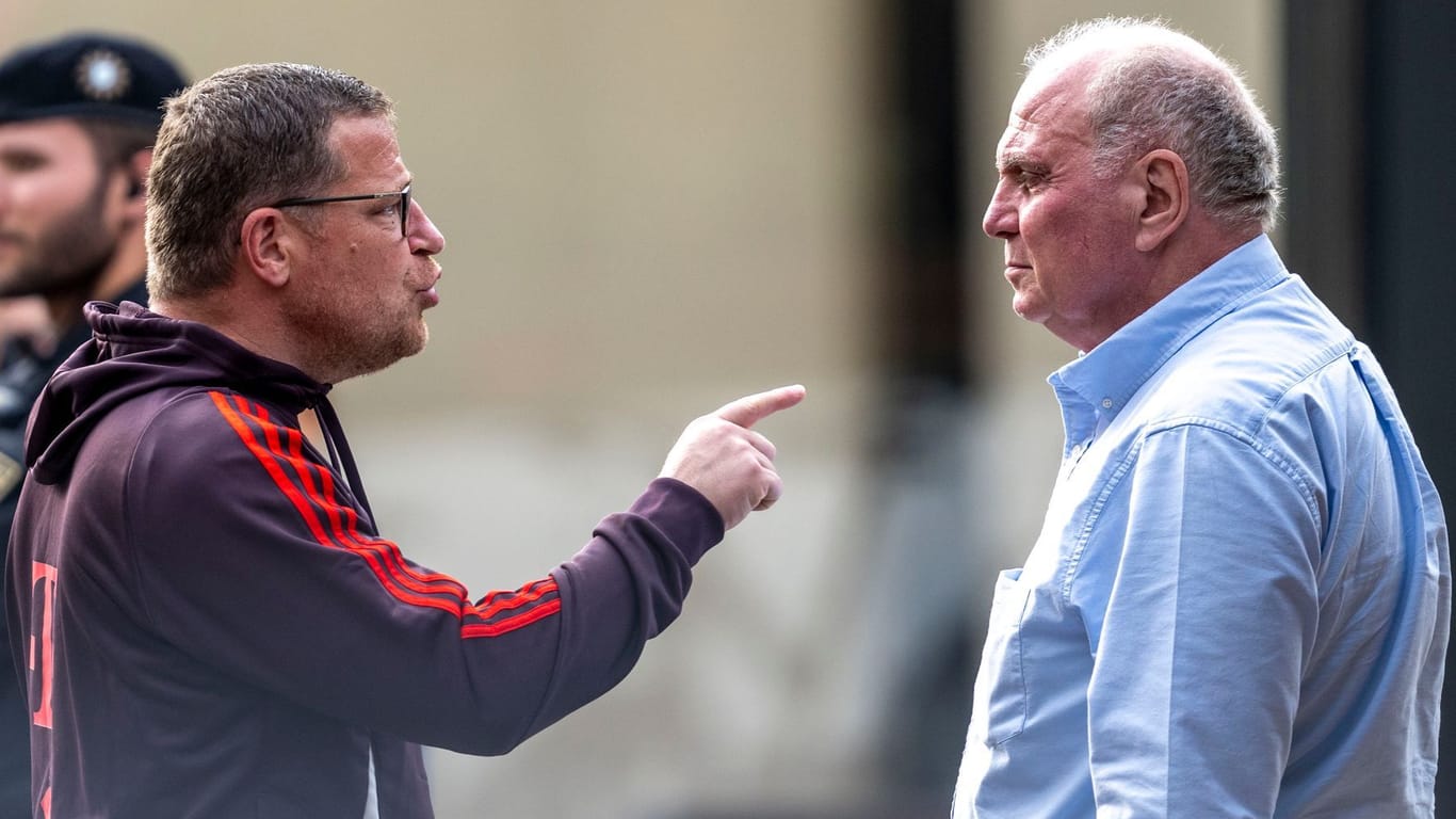 Max Eberl (l.) und Uli Hoeneß: Der Sportvorstand und der Ehrenpräsident des FC Bayern tauschten sich gestenreich beim Testspiel in Rottach-Egern aus.