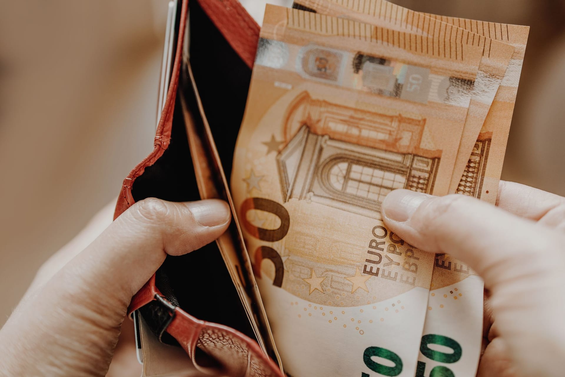 Mehr Geld im Portemonnaie: Arbeitgeber, Sozialleistungsträger und Banken sind verpflichtet, die neuen Pfändungsfreigrenzen zu berücksichtigen. Mehr Geld im Portemonnaie: Arbeitgeber, Sozialleistungsträger und Banken sind verpflichtet, die neuen Pfändungsfreigrenzen zu berücksichtigen.