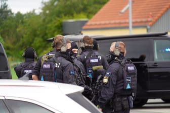 Schwerbewaffnete Polizisten sammeln sich derzeit in Altdorf.