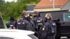 Schwerbewaffnete Polizisten sammeln sich derzeit in Altdorf.