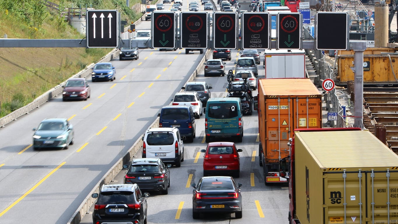 Stau auf der A7 in Hamburg (Archivbild): Der ADAC rechnet mit einem der verkehrsreichsten Wochenenden des Sommers.