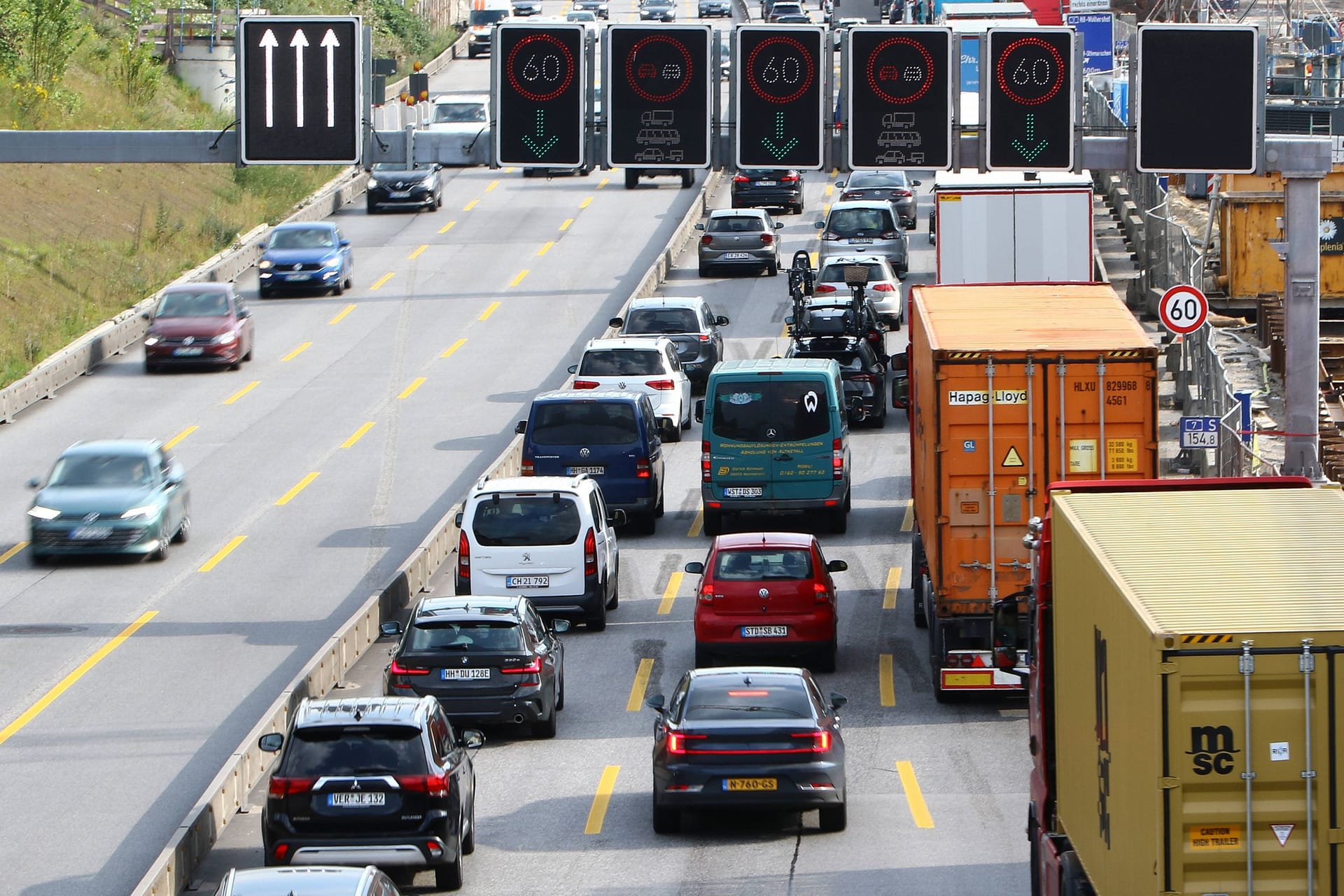 Stau auf der A7 in Hamburg (Archivbild): Der ADAC rechnet mit einem der verkehrsreichsten Wochenenden des Sommers.