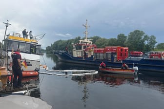 Das Segelschiff muss nun aus dem Wasser gehoben werden.