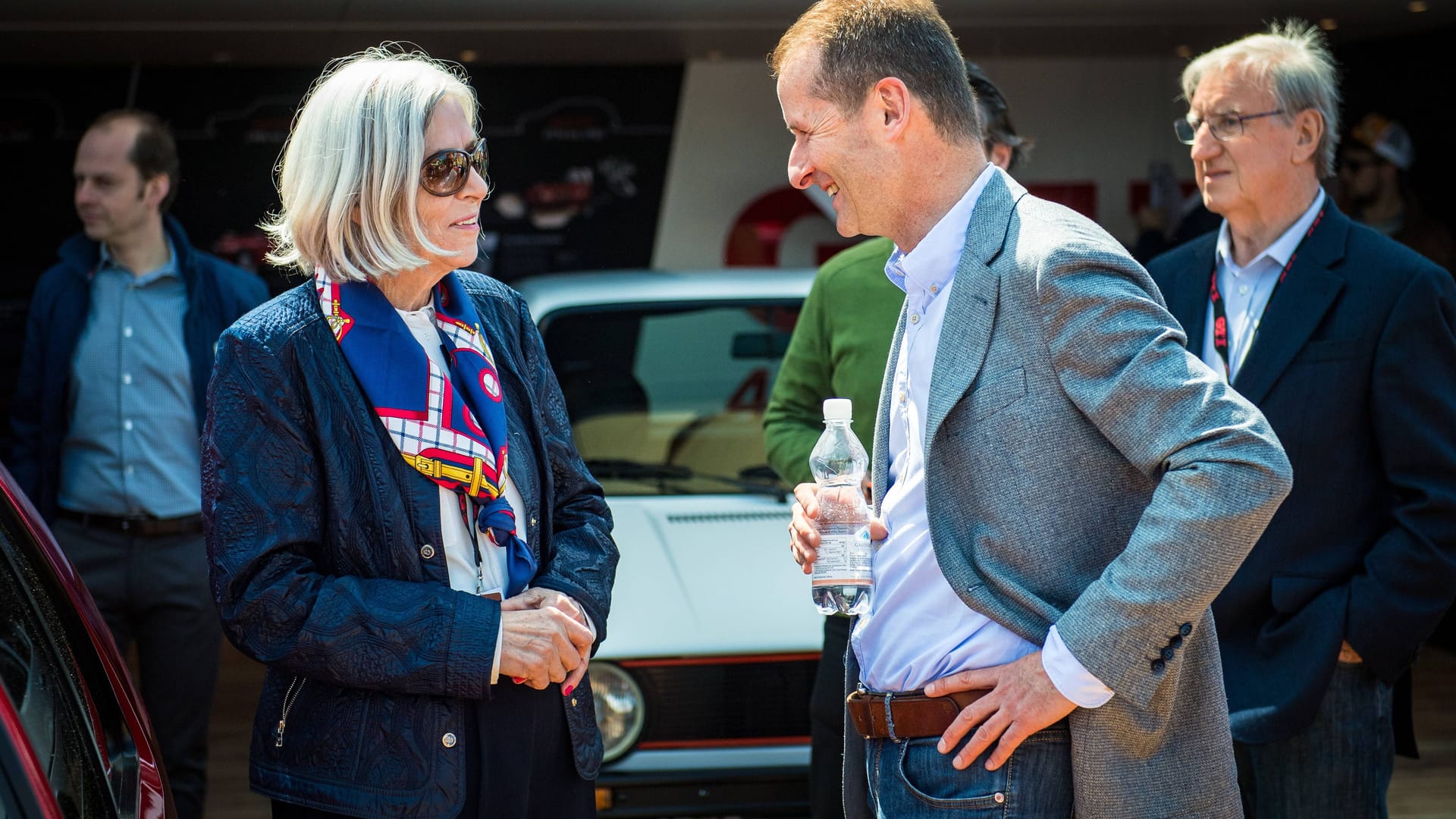 Gunhild Liljequist (†86) beim 2016 GTI-Treffen mit dem damaligen VW-Vorstand Herbert Diess: Für VW entwarf sie Lackfarben, Interieurs – und den Golfball-Schaltknauf des Golf GTI.