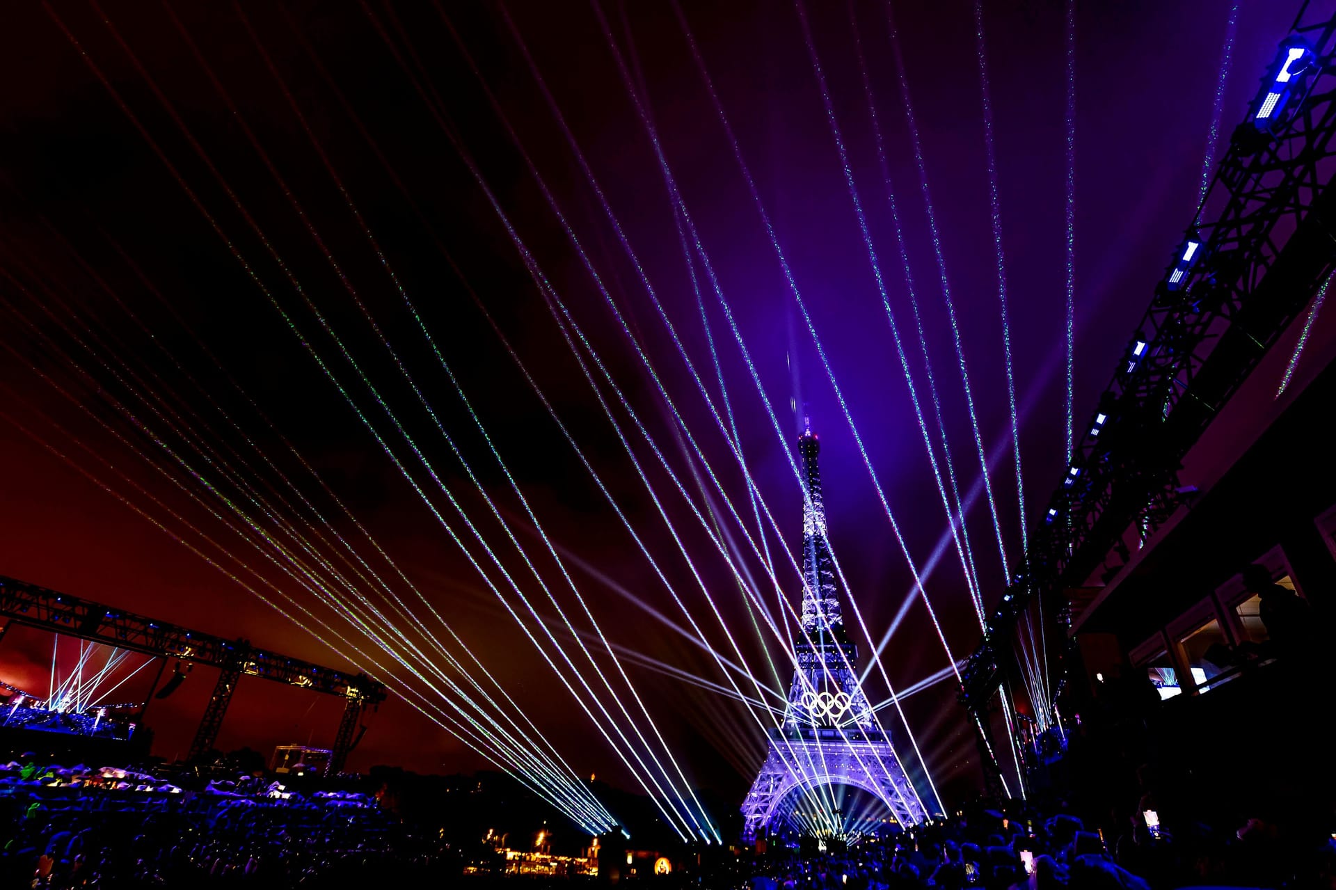 Spektakel in Paris: Am Freitagabend wurden die 33. Olympischen Sommerspiele mit einer pompösen Zeremonie quer durch die französische Hauptstadt offiziell eröffnet. Die schönsten Bilder der Feier.