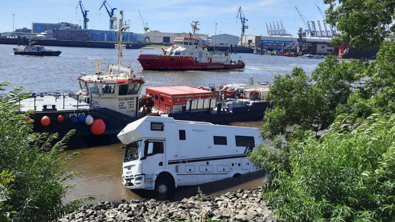 Wohnmobil sinkt in die Elbe: Das Fahrzeug rutschte am Dienstag ins Wasser.