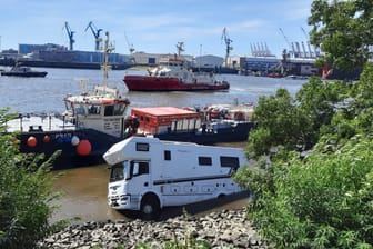 Wohnmobil sinkt in die Elbe: Das Fahrzeug rutschte am Dienstag ins Wasser.