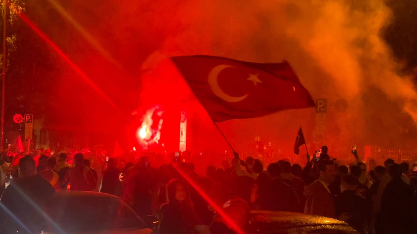 Die türkischen Fans feierten bis tief in die Nacht – auch Pyrotechnik kam zum Einsatz.