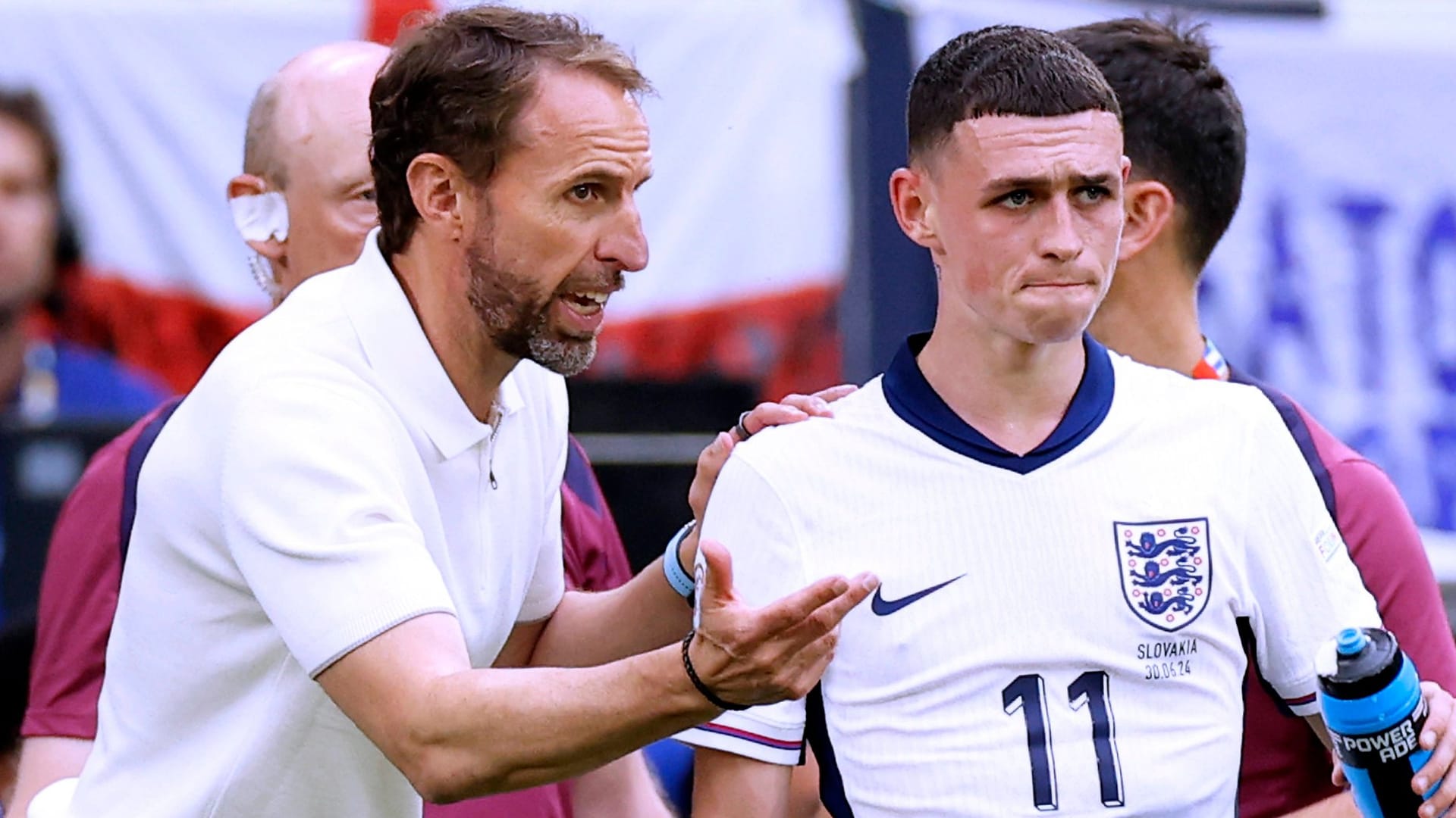 Englands Nationaltrainer Southgate (li.) mit Spieler Foden: Die "Three Lions" spielten bisher nicht wie ein Titelfavorit.