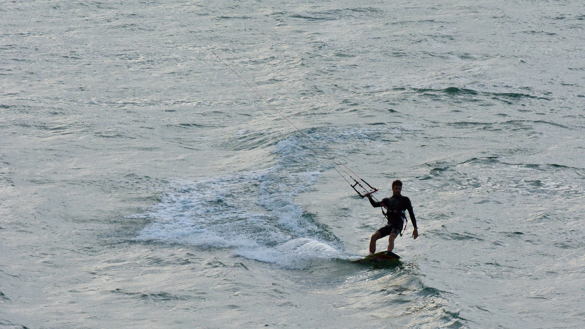 Ein Kitesurfer (Archivbild): Ein Brandenburger ist nahe Zingst ums Leben gekommen.