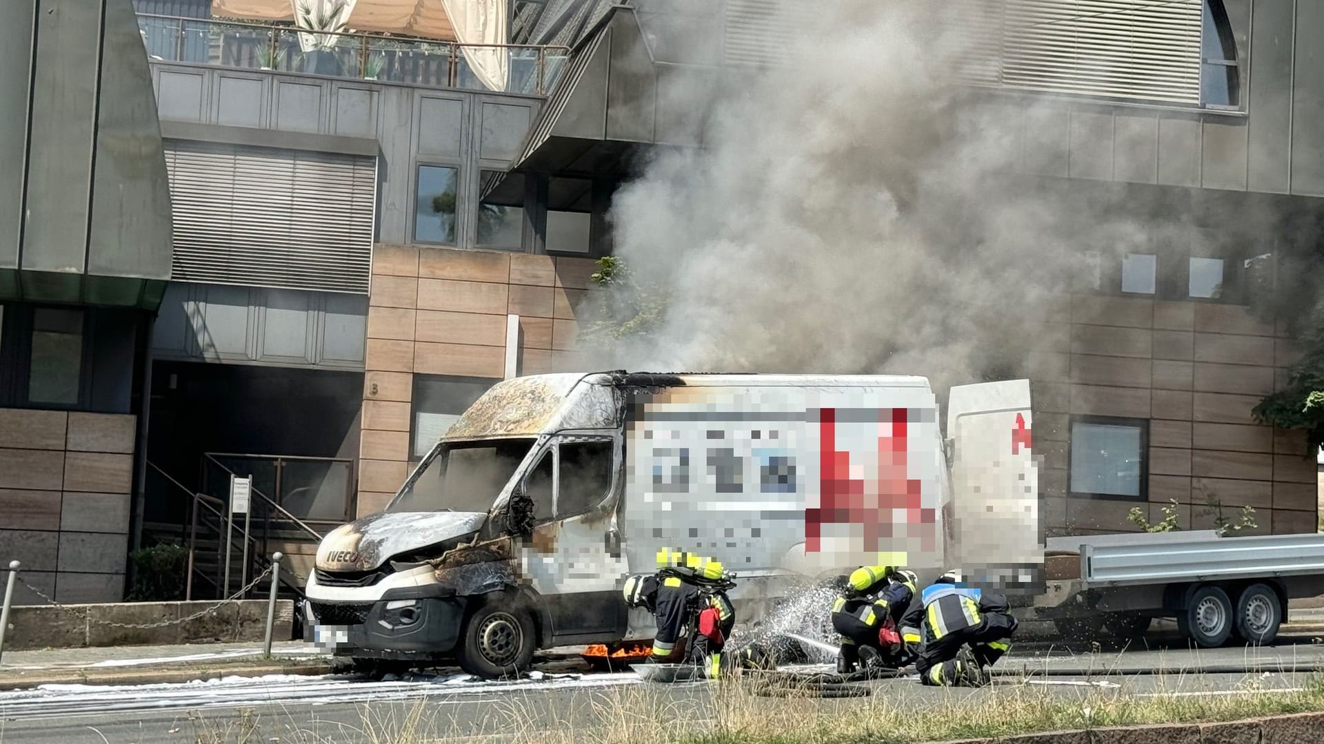 Der Transporter fing in der Nähe der Burg Feuer: Die Feuerwehr rückte zum Löschen an.