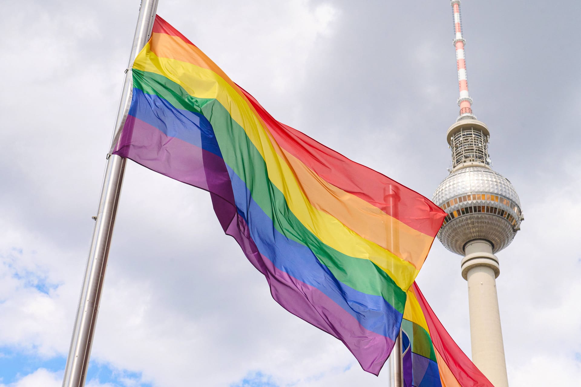 Regenbogenfahnen wehen vor dem Fernsehturm (Archivbild): Zwei Personen wurden in Berlin verprügelt.