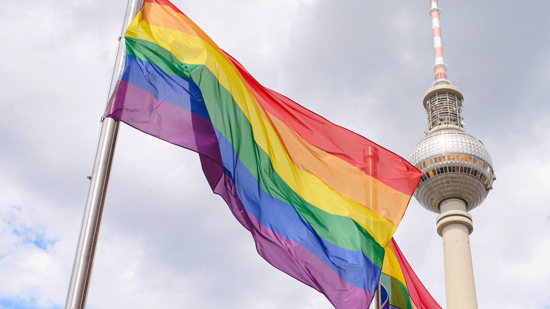 Regenbogenfahnen wehen vor dem Fernsehturm (Archivbild): Zwei Personen wurden in Berlin verprügelt.