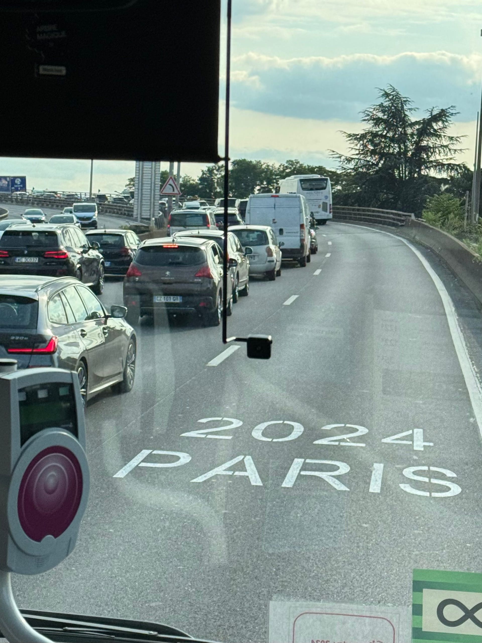 Blick aus dem Bus auf die leere Spur: Die Paris2024-Spuren wurden extra für Olympia errichtet.