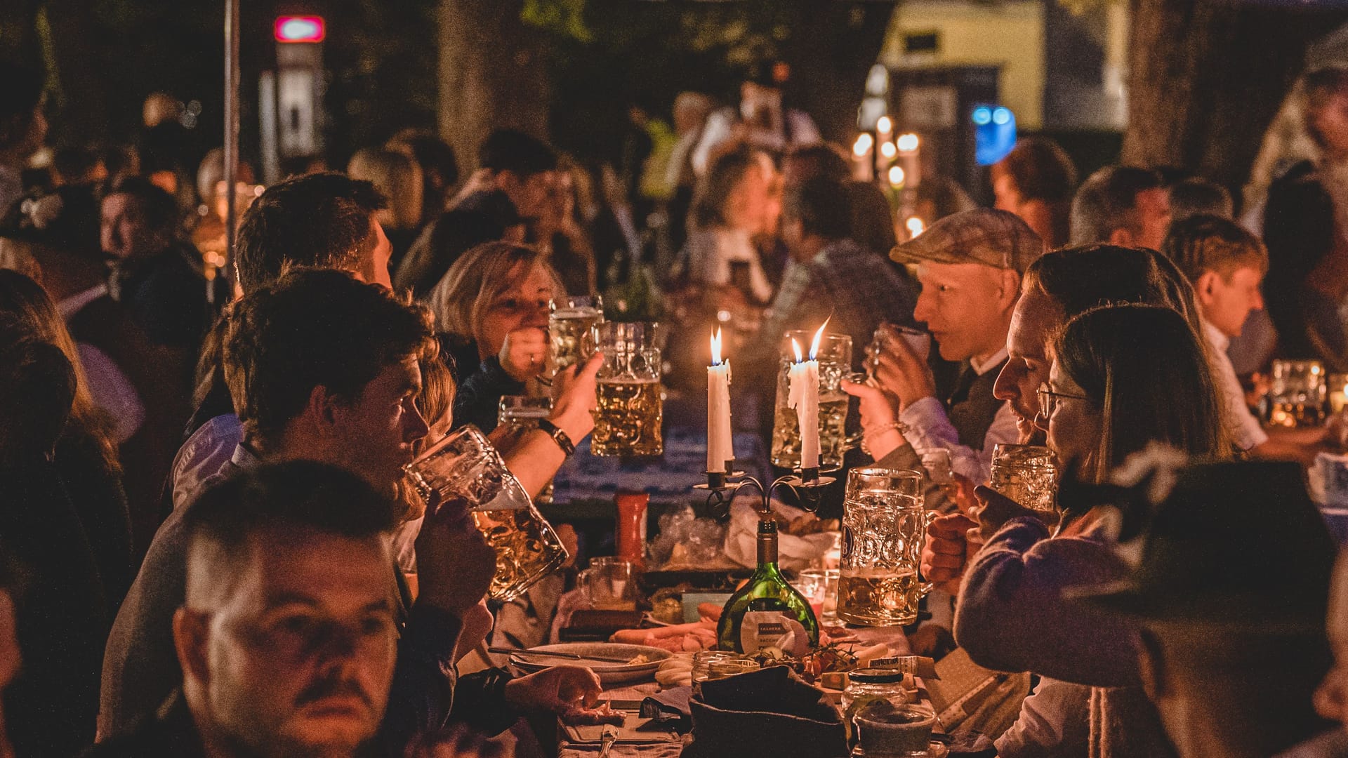 Romantische Stimmung: Kerzenlicht sorgt beim Kocherlball für ein besonderes Flair.