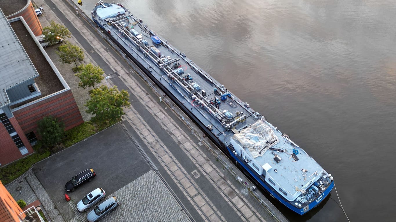 Das Binnenschiff "Naima" kollidierte am Dienstag mit der Eisenbahnbrücke. Nun liegt es im Hafen.